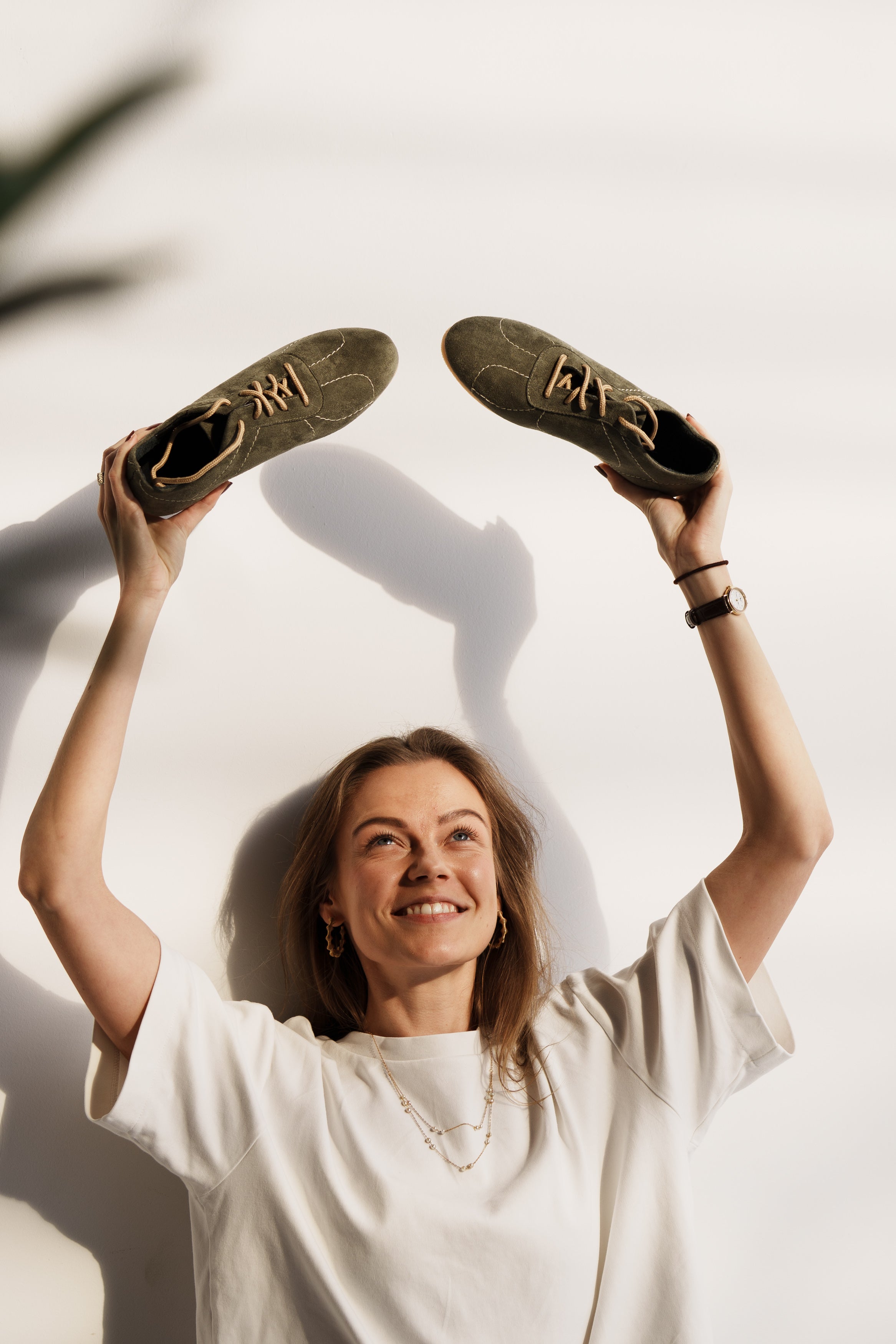 The Silent Mile Runner - Olive Cream